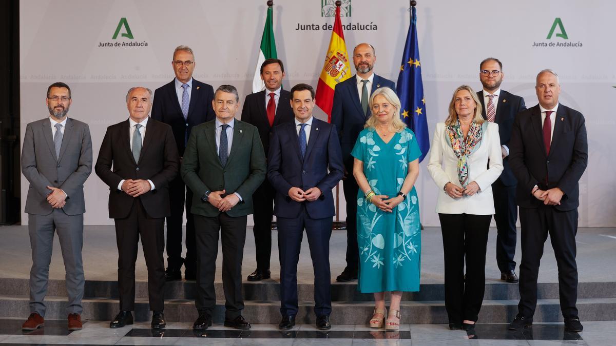 El presidente de la Junta de Andalucía, Juanma Moreno, se reúne con alcaldes del Campo de Gibraltar, este jueves en el Palacio de San Telmo en Sevilla.
