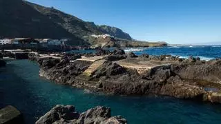 Piscinas naturales, cetáceos en libertad y un pueblo de postal: 3 imprescindibles para tu primer viaje a Tenerife