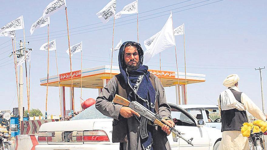 Un combatiente talibán monta guardia en la ciudad de Ghazni, el pasado sábado.