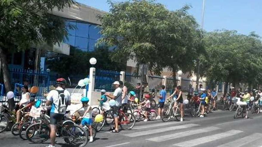 Los vecinos en bicicletas a las puertas del tanatorio.