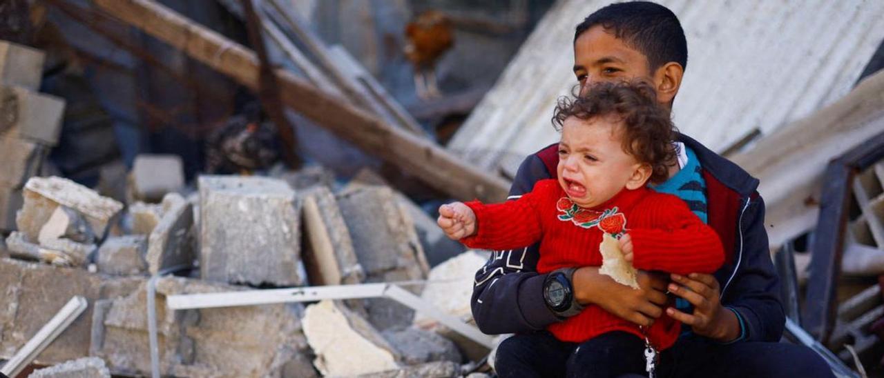 Dos niños en la franja de Gaza.