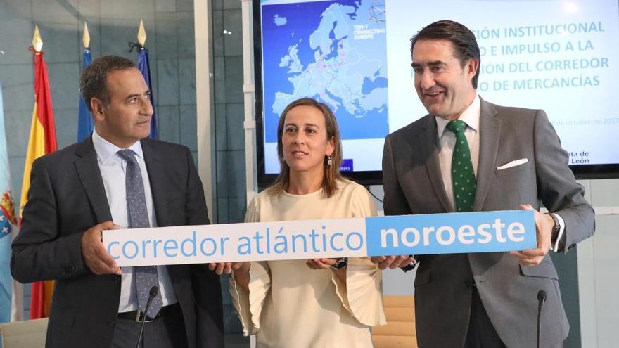 Fernando Lastra, Ethel Vázquez y Juan Carlos Suárez-Quiñones, esta mañana, tras firmar una declaración institucional para que el noroeste se integre en el Corredor Atlántico