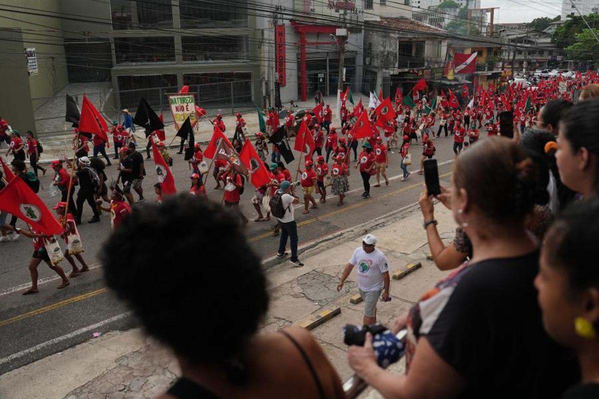 Manifestantes llenan las calles de Belém para reclamar mayor ambición climática en plena COP30