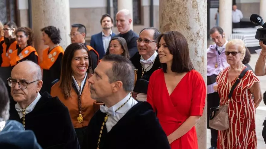 La Universitat de València comienza un nuevo curso sin olvidar al rector Lapiedra