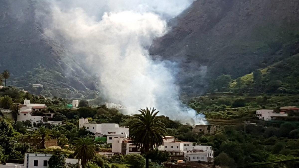 Imagen del incendio en una casa antigua canaria del Valle de Agaete.