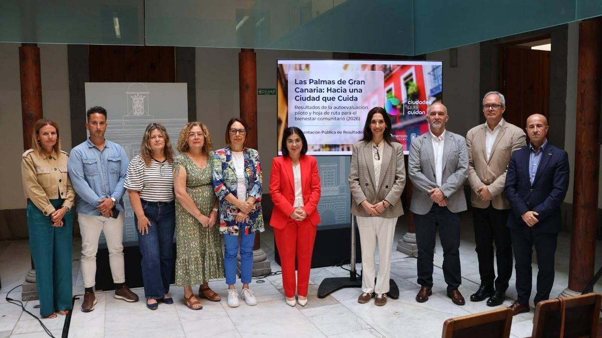 La alcaldesa, Carolina Darias, junto al director general de la Fundación Memora, José Joaquín Pérez, y parte del equipo de Bienestar Social del Ayuntamiento