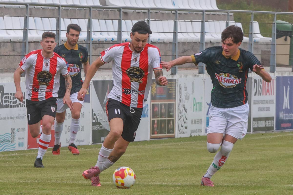 Marcos Blanco lucha por un balón con un contrario.