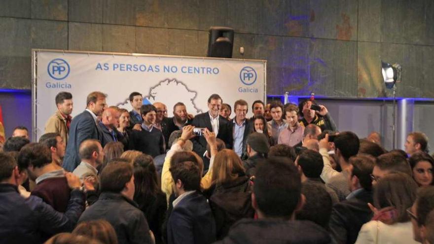 Rajoy, Feijóo y otros dirigentes populares posan con jóvenes de Nuevas Generaciones.