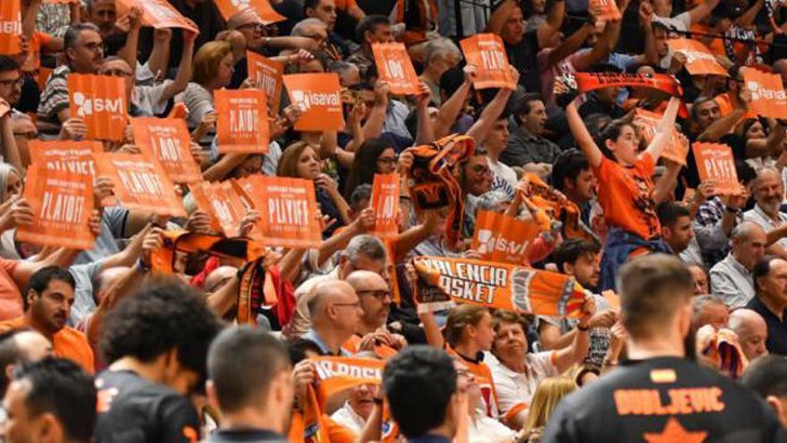 Afición &#039;taronja&#039; en La Fonteta.