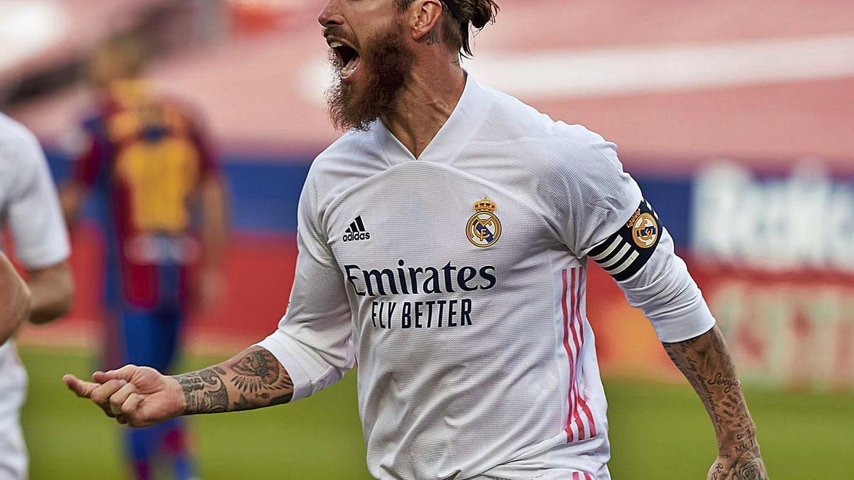 Ramos celebra el segundo gol del Real Madrid en el Camp Nou. |  // EFE