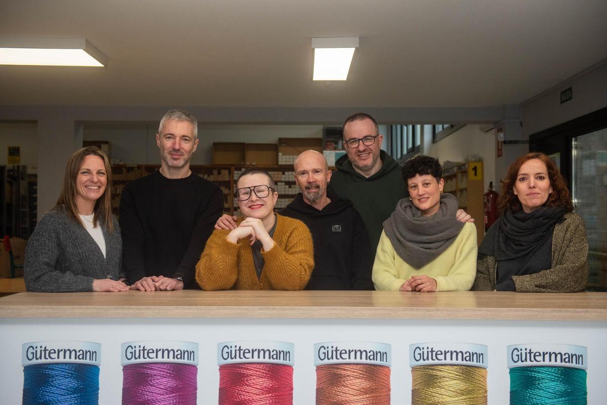 Javier Diéguez (segundo por la izquierda), Laura Armendáriz (tercera) y Antonio Armendáriz (quinto), con parte del equipo de Ditex: Vanessa, Esther, Noemí y Manuel.