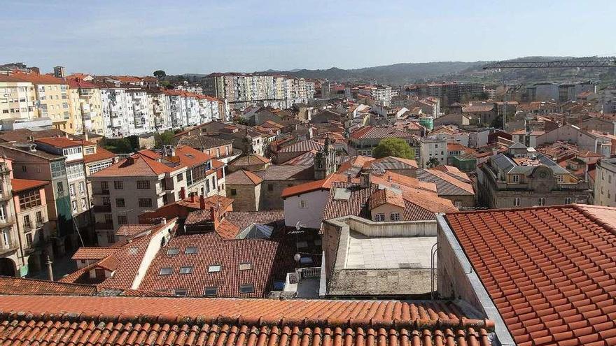 Vista del casco histórico Ourense desde los &quot;tejados&quot; de su catedral.  // Iñaki Osorio