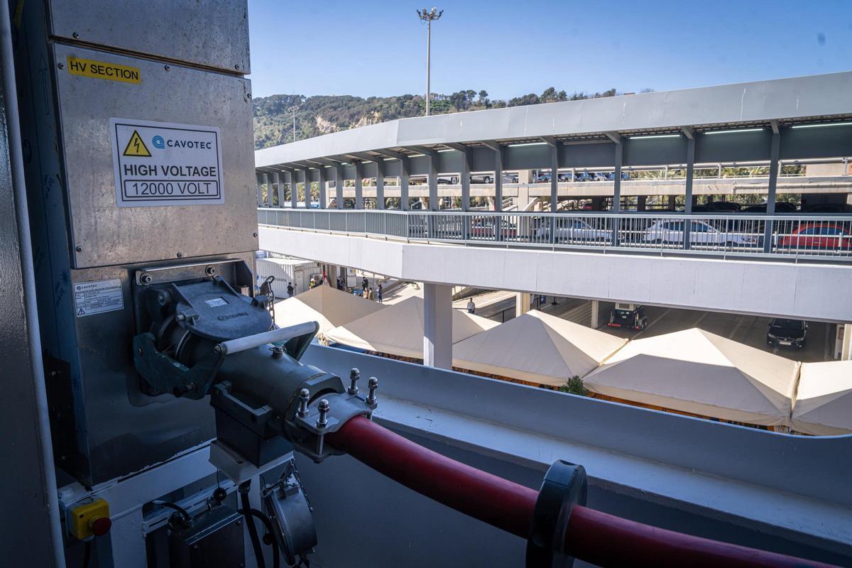 El Port de Barcelona estrena la conexión eléctrica de la terminal de ferris de Grimaldi