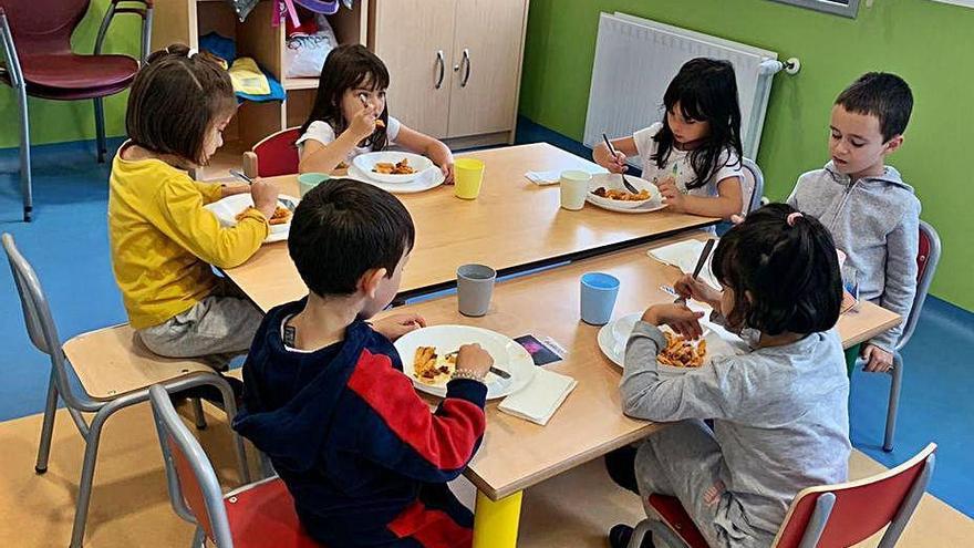 Los alumnos que estrenaron ayer el comedor escolar en la escuela rural.