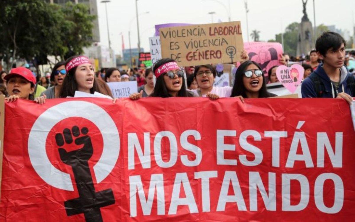 -FOTODELDIA- LIM08. LIMA (PERÚ), 25/11/2017.- Un grupo de activistas participan hoy, sábado 25 de noviembre de 2017, en una movilización en contra de la violencia machista, en Lima (Perú). Decenas de miles de personas se manifestaron en las principales ciudades de Perú para protestar contra los altos índices de asesinatos de mujeres y violencia machista que persisten en el país, considerado el tercero más violento del mundo para las mujeres. EFE/Ernesto Arias