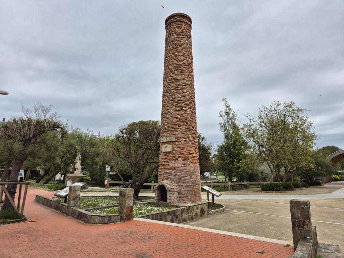 Chimenea de la antigua fábrica de ladrillos y tejas Santa Ana, en Mera (Oleiros).