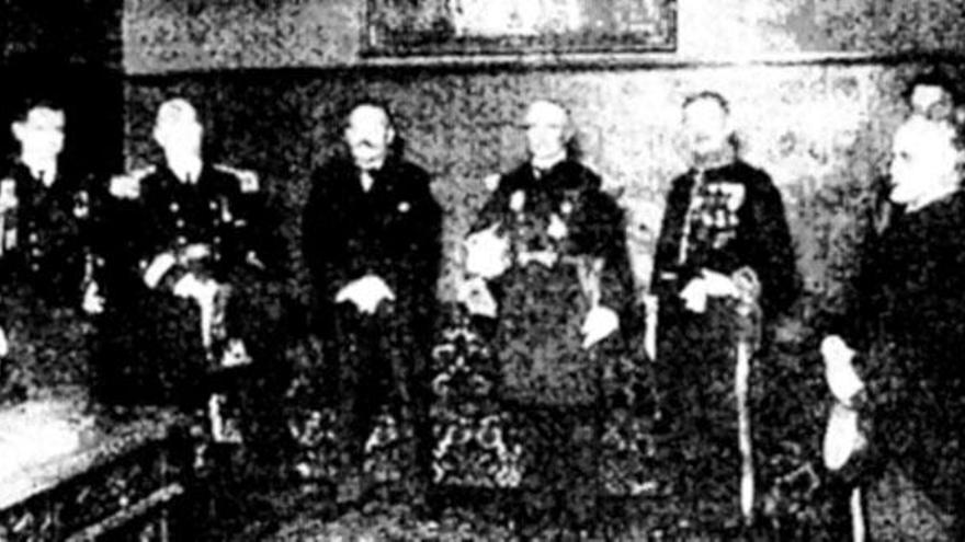 El alcalde Martínez Garrido (centro), con mandos de la flota francesa.  // Pacheco