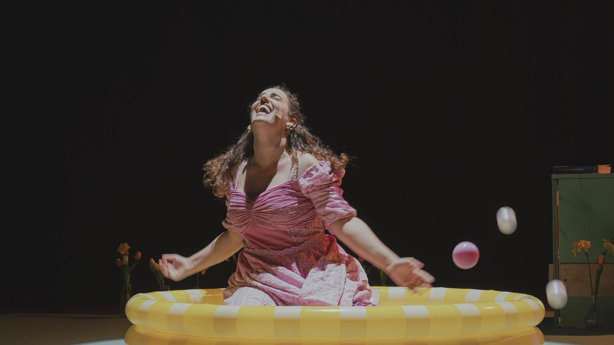 Berta Portabella en una escena de l’obra «Benvinguda a Holanda!», inspirada en el llibre col·lectiu «Dones i mares invisibles»