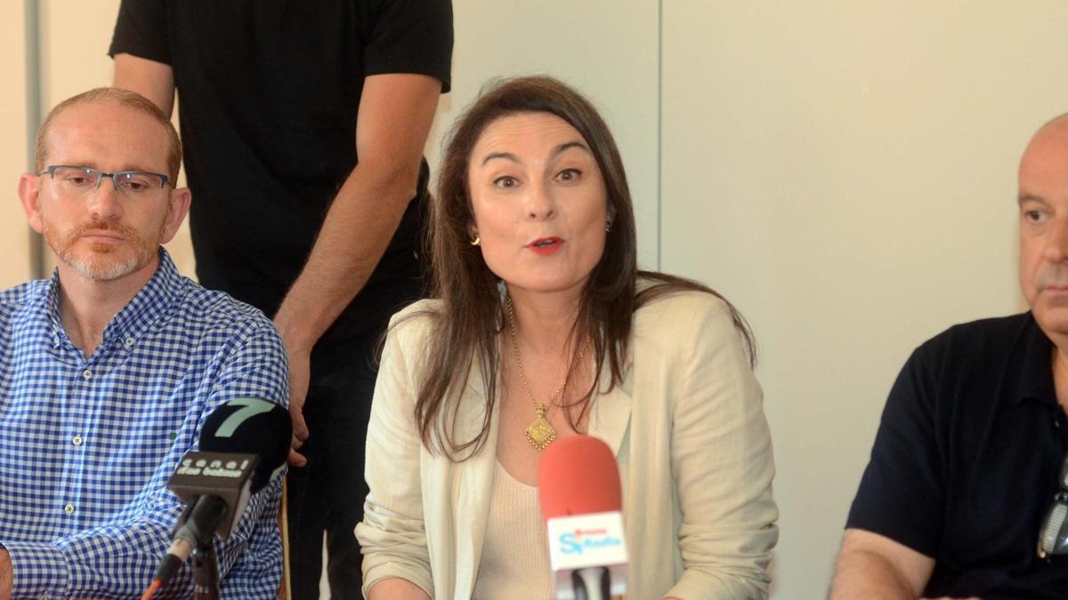 La popular Sabela Fole y otros concejales del PP en una comparecencia.