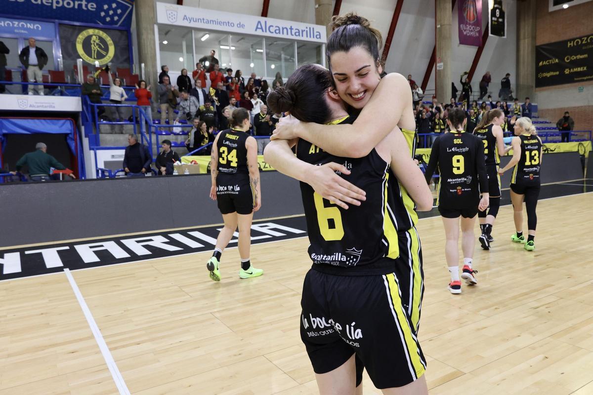 Aina Ayuso celebra con Lou López-Sénéchal la victoria del Hozono Jairis ante el Casademont Zaragoza