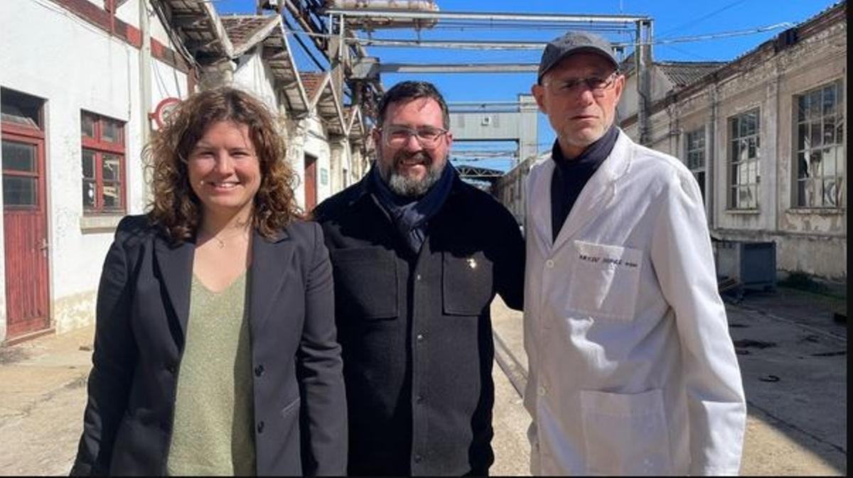 D'esquerra a dreta: Mònia Rabassa (regidora d'Arxiu i Patrimoni Històric), Jordi Hernández (alcalde de Blanes) i Toni Reyes (director de l'Arxiu Municipal de Blanes).