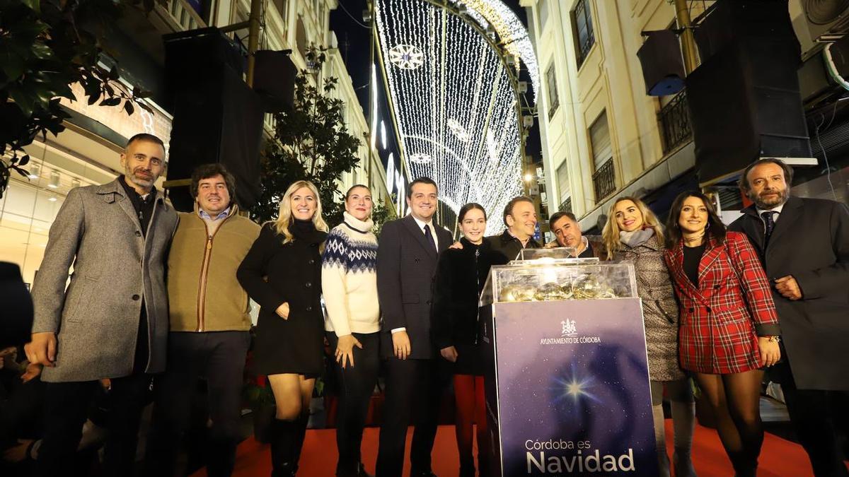 El alcade de Córdoba, junto a la niña Lola y miembros del equipo de gobierno municipal. este viernes tras el encendido de las luces de Navidad 2023.