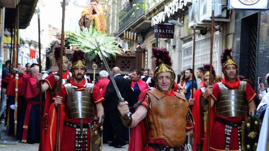 Las guarniciones romanas custodiaron las imágenes durante la procesión.  // G.Núñez