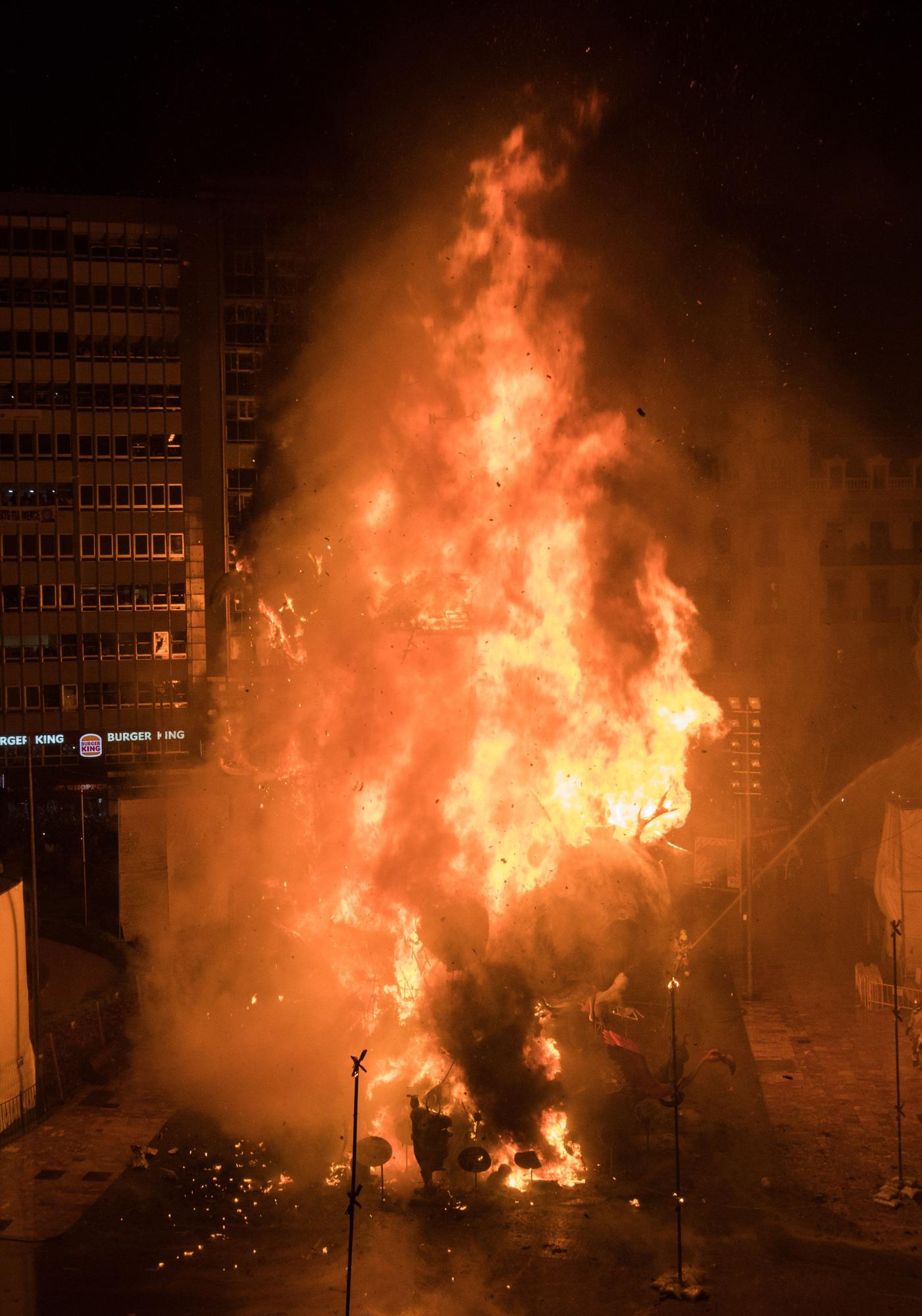 La falla municipal de València, devorada por las llamas