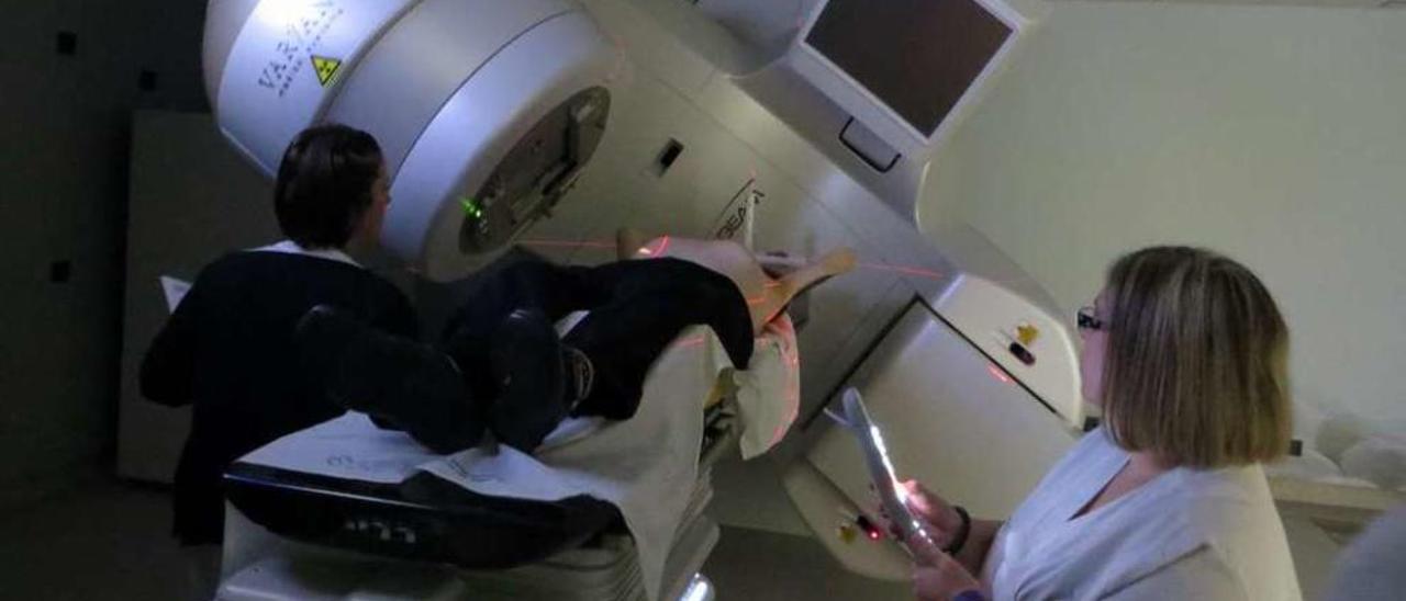 Un paciente se trata con una de las nuevas máquinas de radioterapia. // FdeV