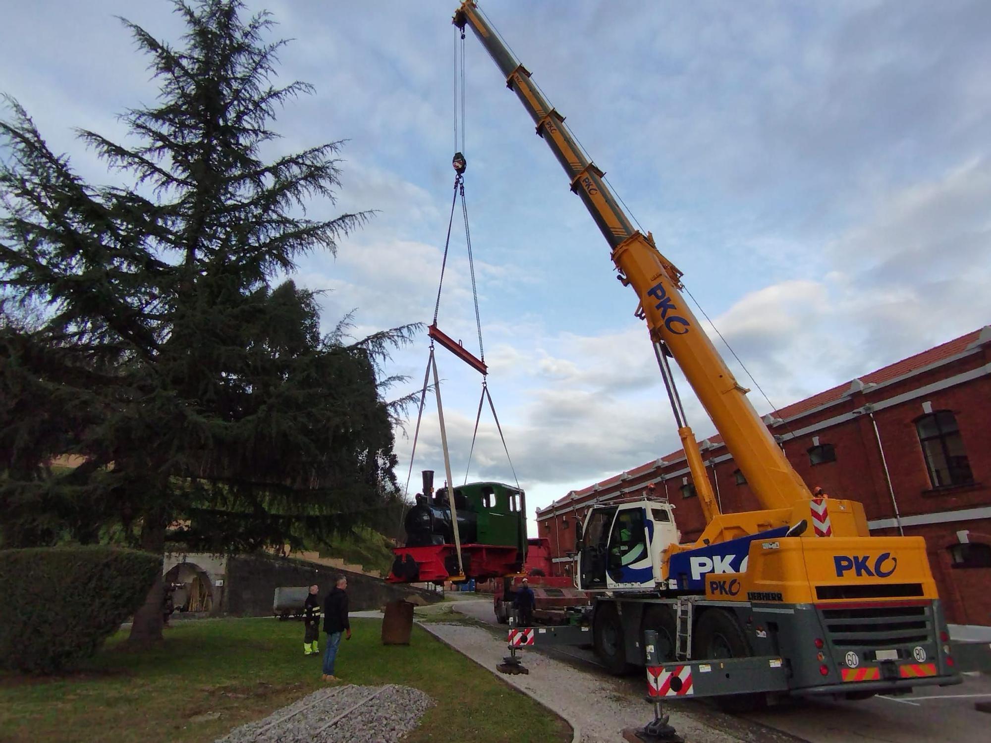 Así fue el delicado proceso para colocar la locomotora minera restaurada en el pozo Fondón