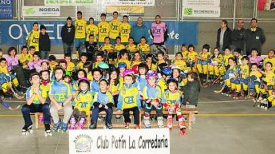 Todos los patinadores del club posan juntos en el polideportivo de La Corredoria. / irma collín