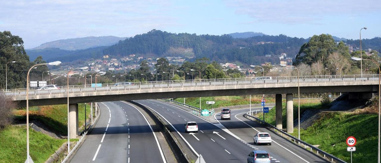 Uno de los viaductos a derribar sobre la autopista en el acceso norte de Pontevedra.