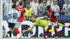 DALLAS (United States), 22/06/2026.- Lionel Messi (L) of Argentina scores the 1-0 goal against goalkeeper Alexander Schlager of Austria during the FIFA World Cup 2026 group stage match Argentina against Austria, in Dallas, USA, 22 June 2026. EFE/EPA/JEFFREY MCWHORTER