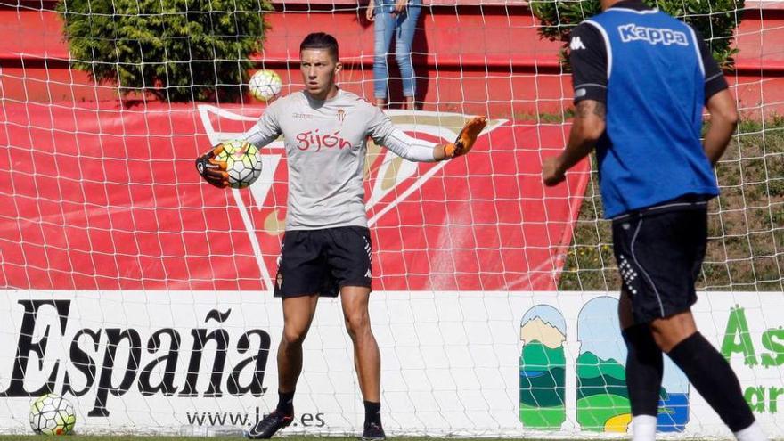 Mickaël Salomonte, ayer, entrenándose con el primer equipo, con Guerrero de espaldas.