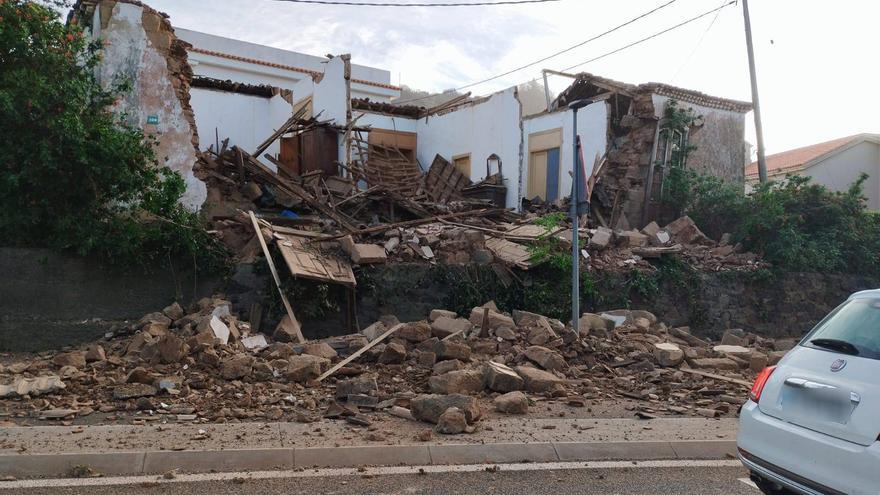El derrumbe de una casa antigua obliga a cortar el tráfico en la carretera entre Bajamar y La Laguna
