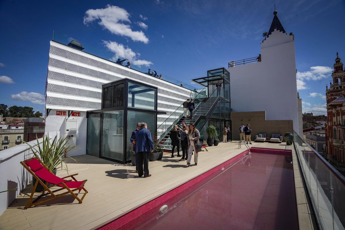 La piscina en la terraza del hotel.