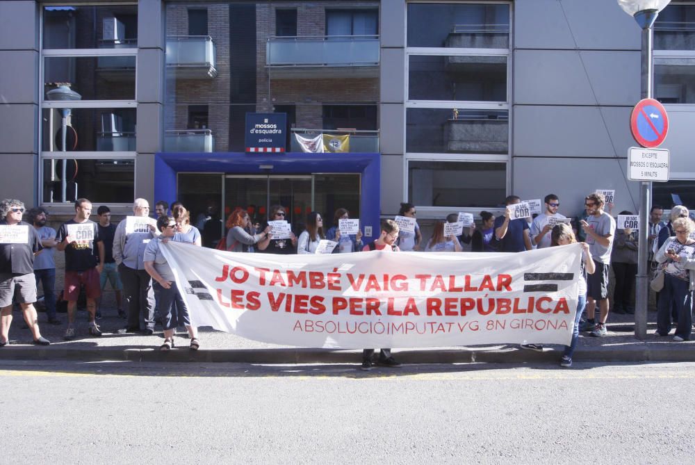 Concentració de suport al jove detingut que va tallar les vies del TAV