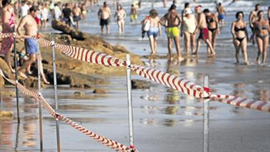 Muere una mujer en una playa de Cádiz tras un desprendimiento