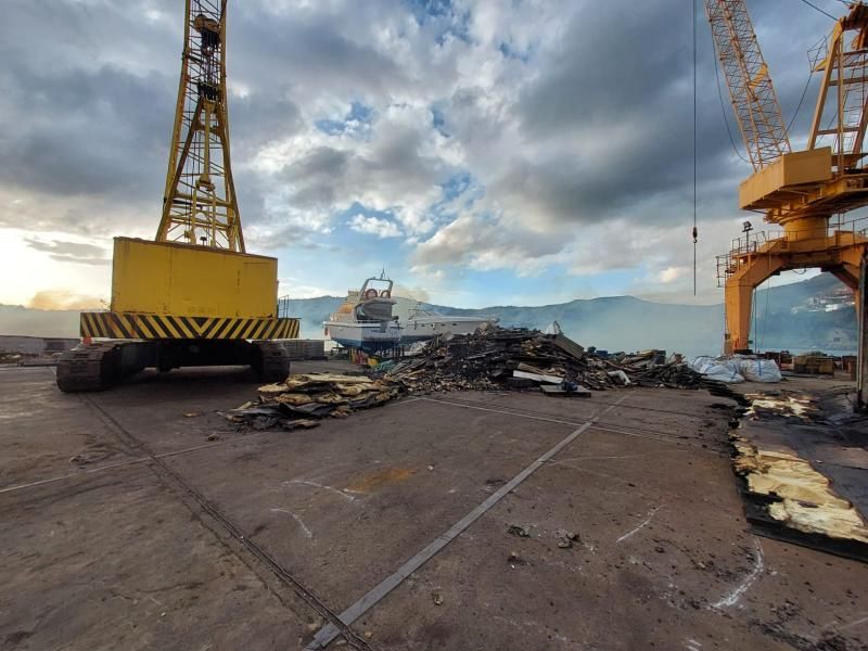 Un barco acaba calcinado en el astillero de A Xunqueira