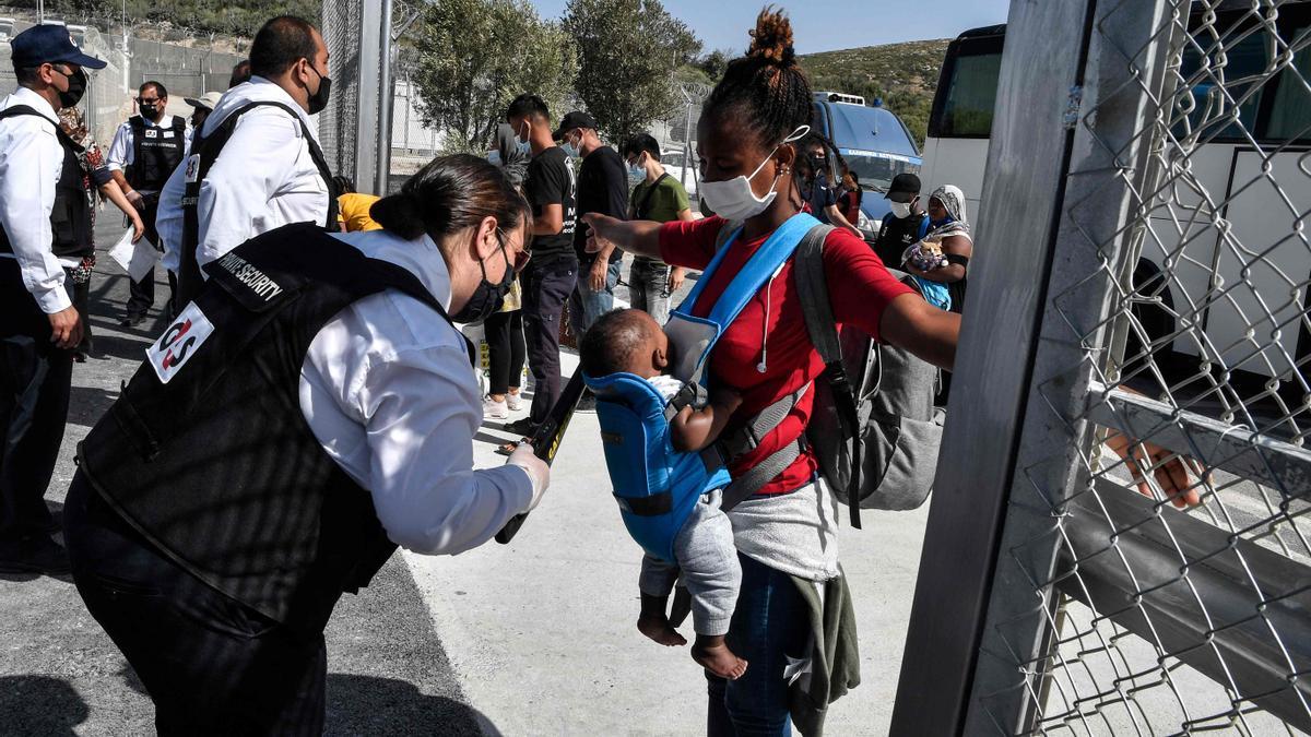 Una refugiadas con su bebé es escaneada a su entrada a un campo en la isla griega de Samos, el pasado mes de septiembre.