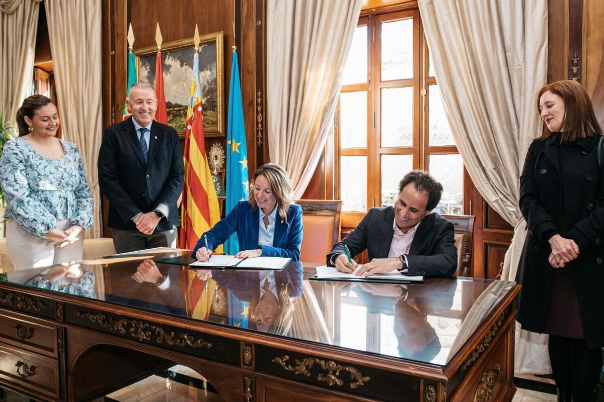 Carrasco y Rabassa durante la firma del convenio, este jueves.