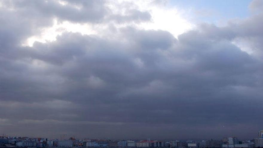 Nubes oscuras sobre la ciudad de A Coruña.