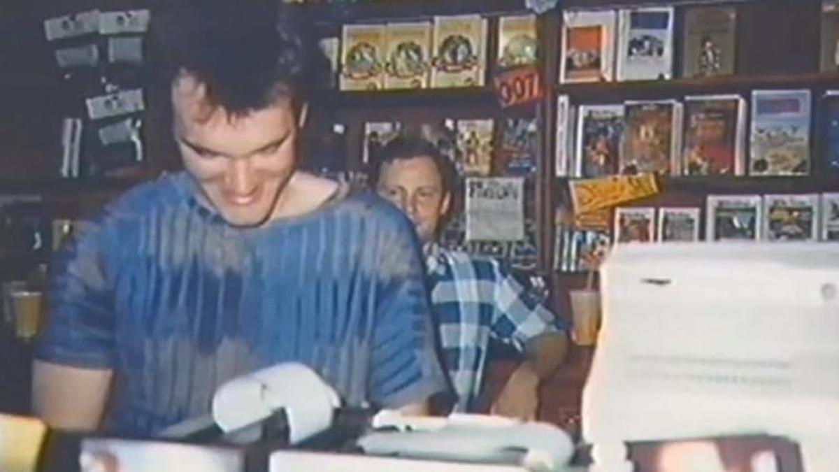 Quentin Tarantino, a finales de los años 80, tras el mostrador de Video Archives.