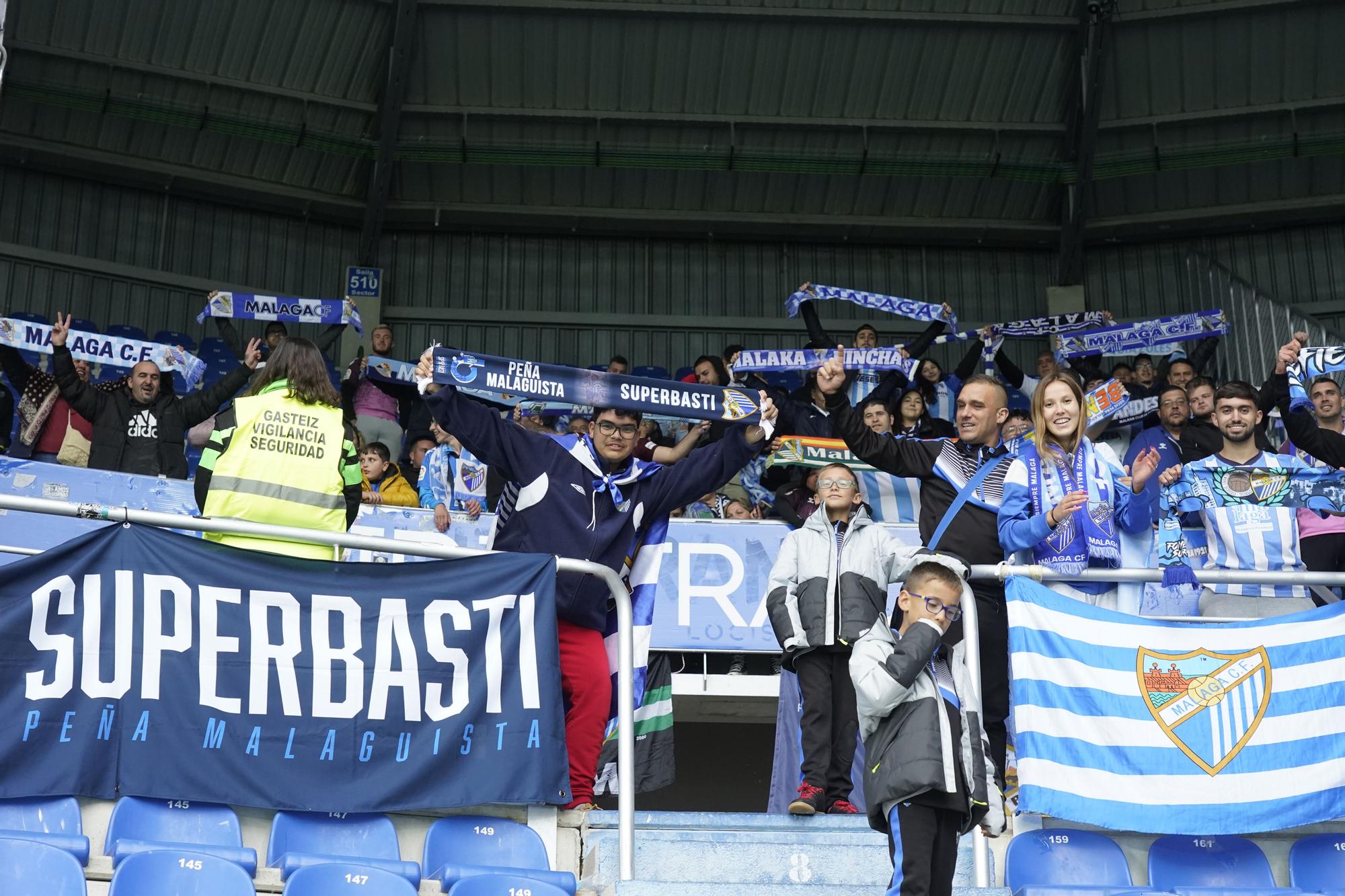 Aficionados del Málaga CF en las gradas de Mendizorroza