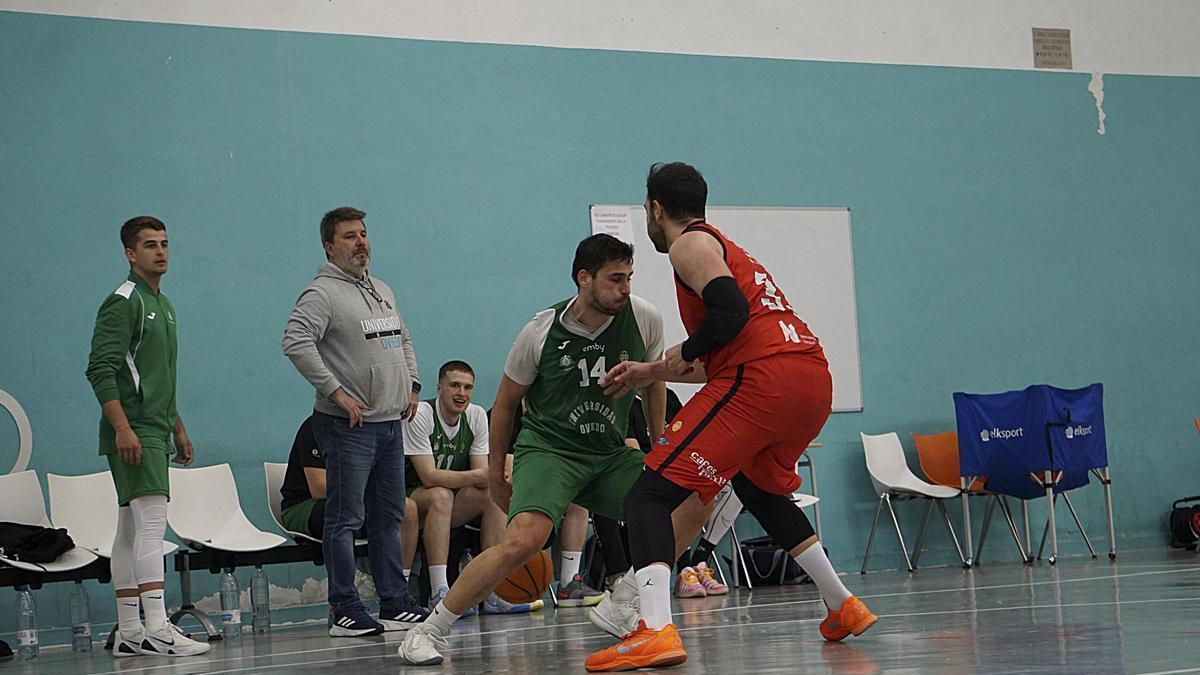 Raúl Fernández, en el partido entre el Universidad y el Chantada de la pasada temporada