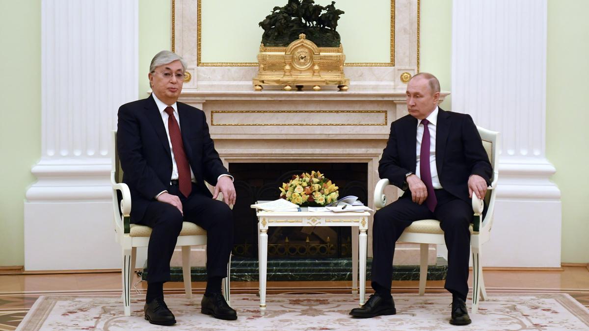 El presidente de Kazajistán, Kassym-Jomart Tokayev, se reúne con su homólogo ruso, Vladímir Putin, el pasado 28 de noviembre en el Kremlin.