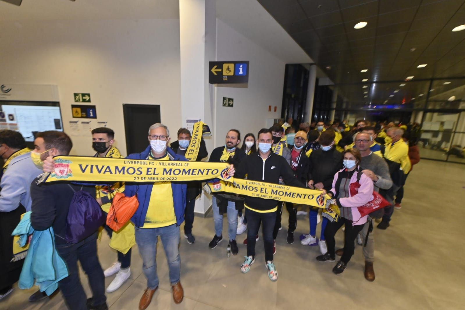 Salida de los aficionados del Villarreal desde el aeropuerto