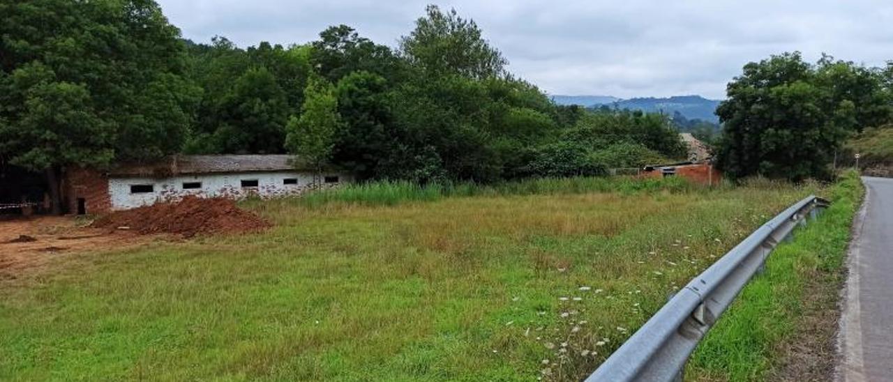 A la izquierda, una de las construcciones de la antigua granja de El Rellán. | S. Arias