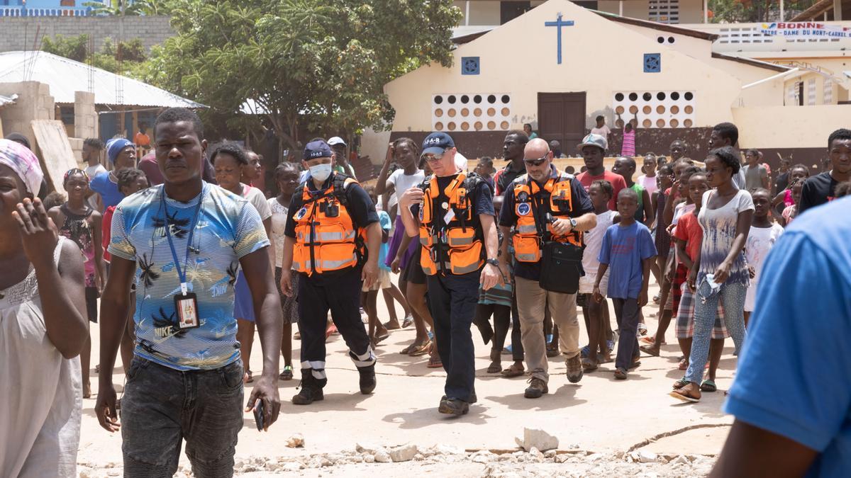 Varias personas trabajan tras el terremoto de Haití.