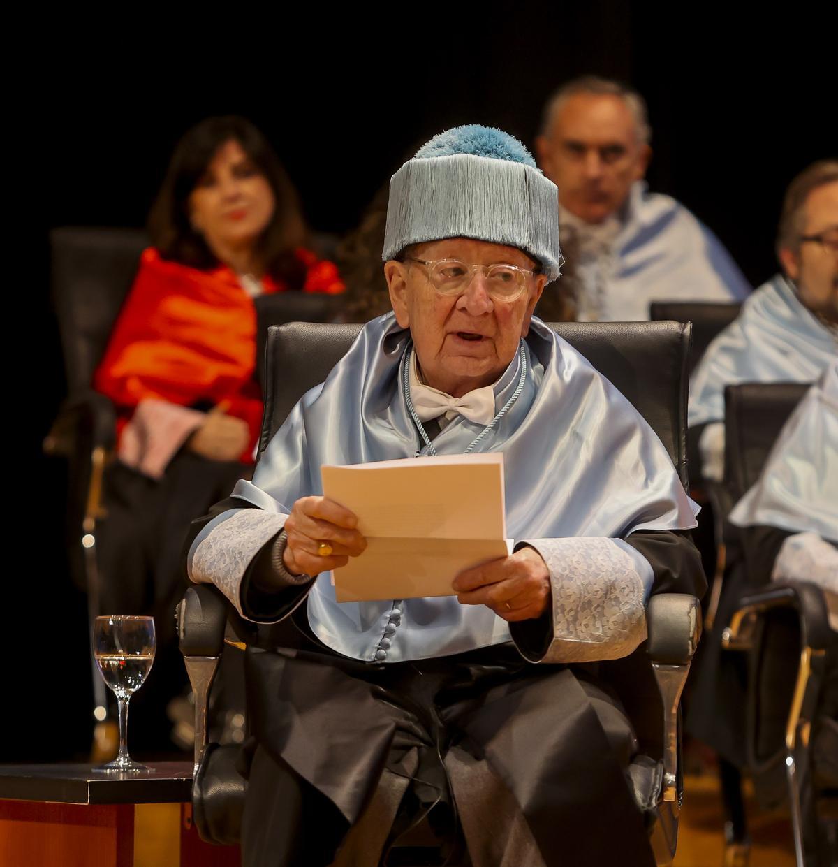 El nuevo honoris causa por la UA, Joan Francesc Mira, durante su intervención